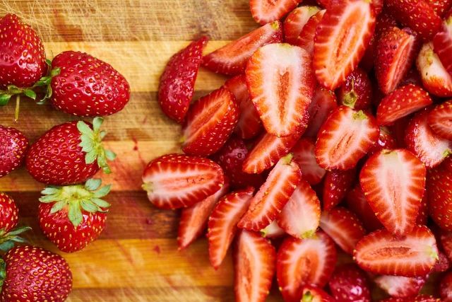 can dogs eat strawberries?